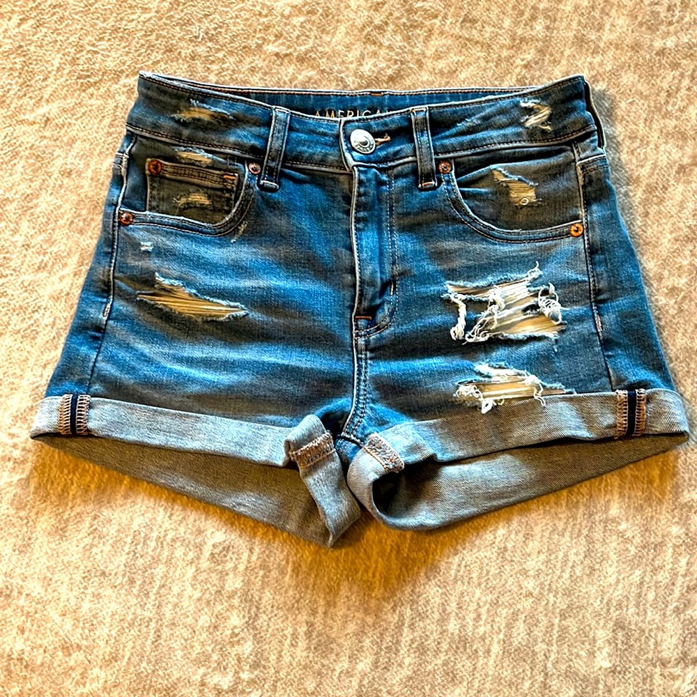 American Eagle Distressed Jean Shorts Size 2
☀️NWT!☀️ 
SUPER STRETCH